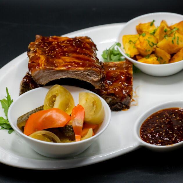Coaste de porc picante cu sos barbeque