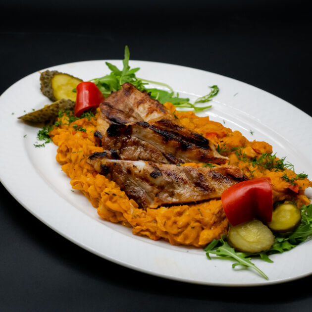 Ciolan de porc cu varză călită / fasole iahnie