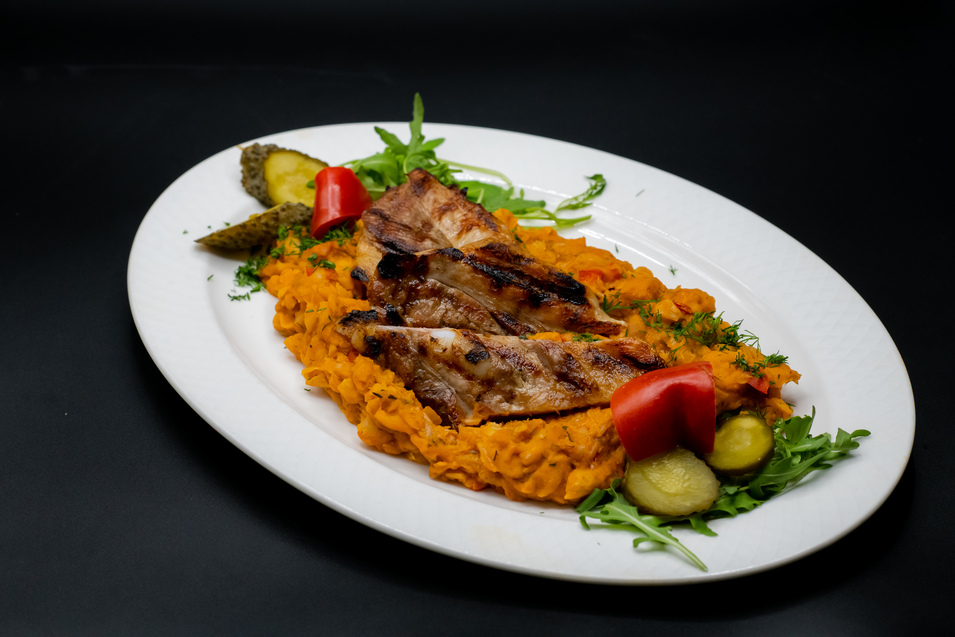 Ciolan de porc cu varză călită / fasole iahnie
