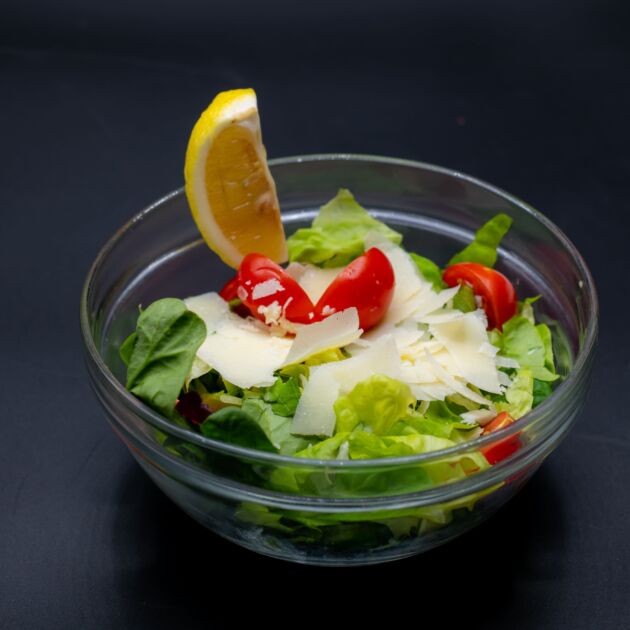 Salată de verdețuri cu roșii cherry și parmezan