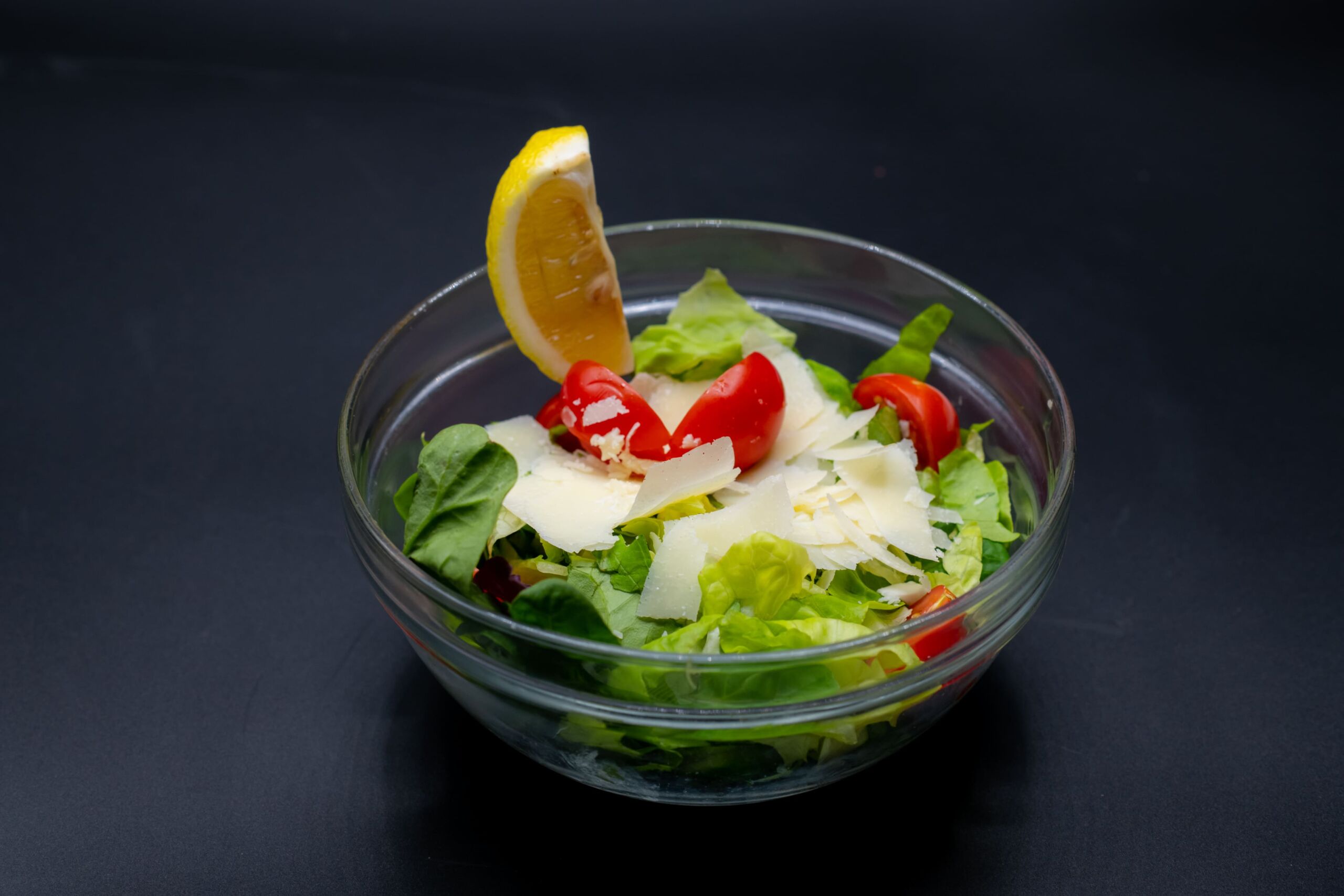 Salată de verdețuri cu roșii cherry și parmezan
