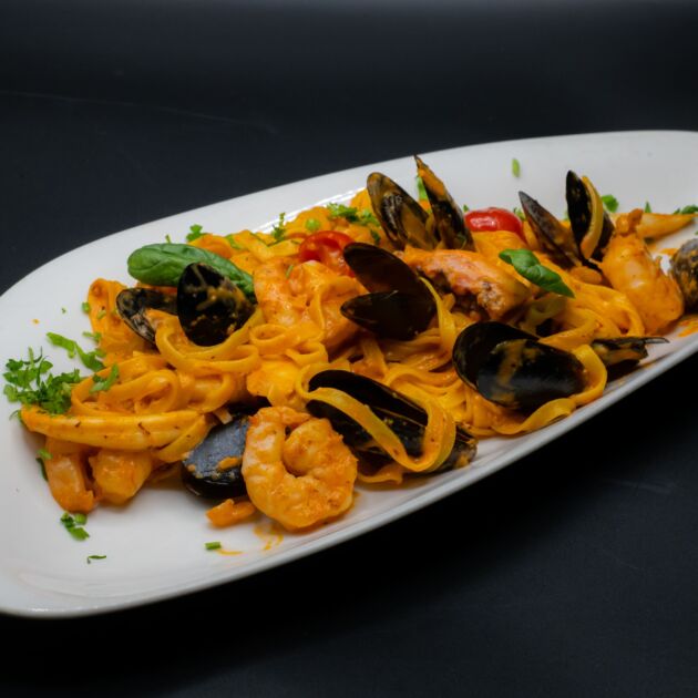 Tagliatelle cu fructe de mare