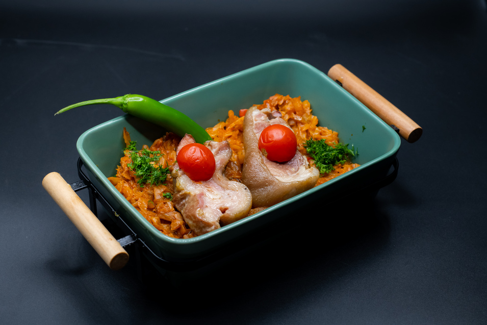 Varză călită cu piept de porc
